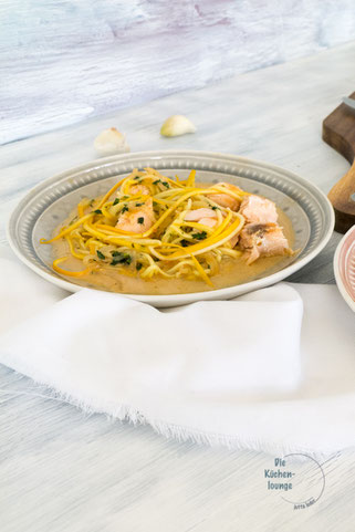 Gemüse-Zoodles mit Lachs