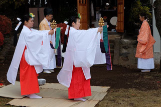 天神社前での巫女舞の奉納です