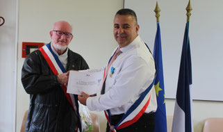 Le premier adjoint Jacques BACHELET attribue le diplôme.