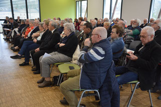 La salle particulièrement garnie est attentive