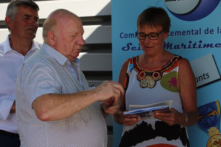 Remise de la pochette d'accueil par Michel LEFEBVRE, secrétaire du cercle Le Havre baie de Seine