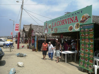 Fachada de Cabaña Restaurante LA CORVINA del Parque del Marisco de Tarqui frente al Océano Pacífico. Manta, Ecuador.