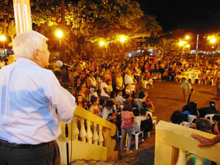 Ramón González, alcalde del Cantón Bolívar, ofrece un agasajo a las madres concentradas en el parque central de Calceta. Manabí, Ecuador.