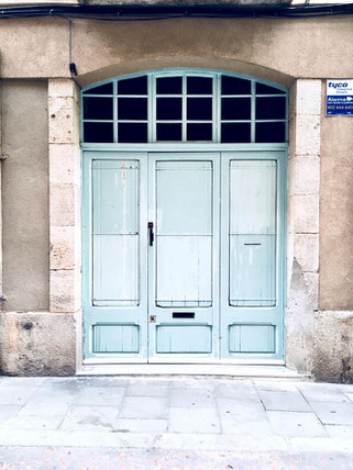 Blue door in La Gracia