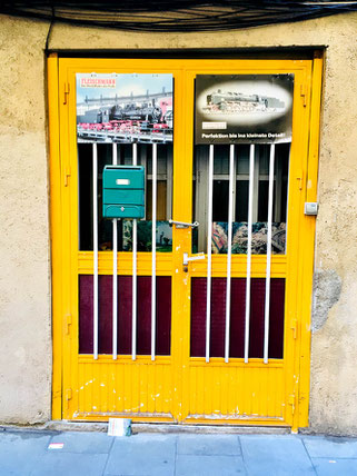 Yellow door in La Gracia