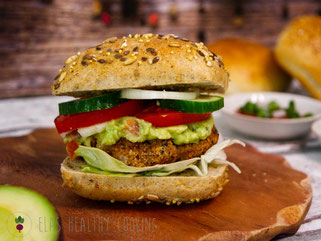 Vegetarischer Burger mit Tofu-Frikadelle und Guacamole