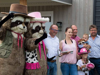 De in gebruik name van de Raccoon Lodges (2016).