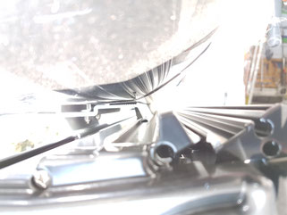 In der Mitte ist die Nut zu sehen, unter die die Nase gleiten muss