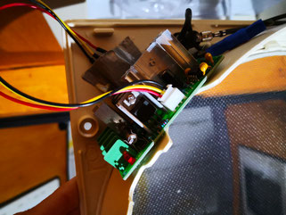 Nach dem Einbau, unter dem Klebestreifen befindet sich das Poti