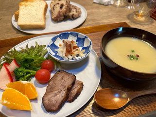 ブランチ（炭火焼トースト2種、お肉、サラダ、スープ）