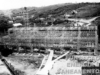 Estrutura metálica da Estação Terminal de Transformação de Pirituba com capacidade de 40 Kv mostrando à esquerda o cabo terminal e o cabo subterrâneo para transformadores (1931)