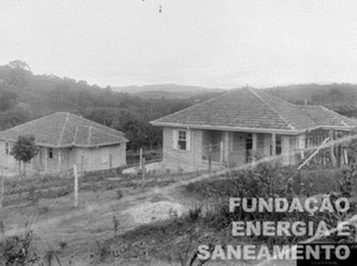 Vista parcial do conjunto de residências de funcionários, construído em 1919, na ETT Pirituba, localizada na futura avenida paula Ferreira n.804/994. Note a presença da horta.