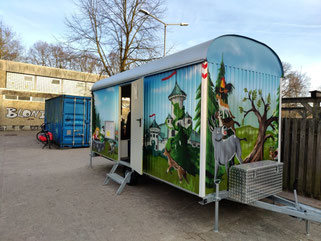 Das Kinderforum steht auf dem Schulhof der Rotkäppchen-Grundschule und besteht aus dem Märchenbauwagen und einem Lagercontainer mit Spielmaterial für draußen. 