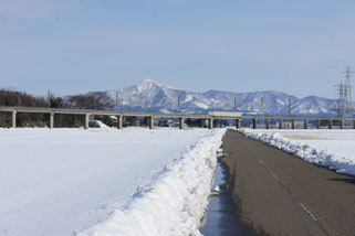 名峰・米山さんも日向ぼっこをしているようです