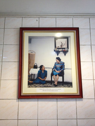 ES HEISST, MITGLIEDER DER WEITVERZWEIGTEN KÖNIGLICHEN FAMILE KÄMEN AUCH ZUM ESSEN INS KRUA APSORN. WIR HABEN SIE NUR ALS PORTRÄT AN DER WAND GESEHEN.
