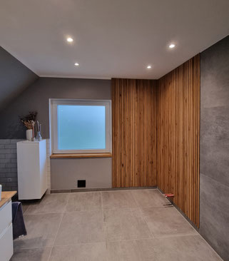 Wandverkleidung aus Holz im Bad