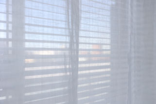 カーテンとアルミブラインドの組み合わせ