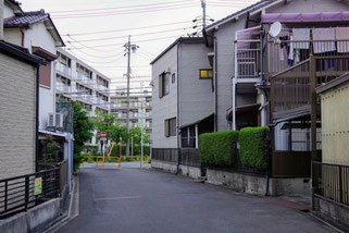 蓋暗渠ではないが、車の通行はなく家々が背を向けている