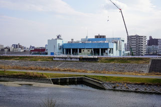 矢田川の南、天然プール跡地に建つ三階橋ポンプ所