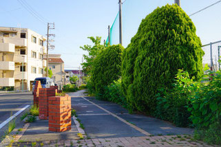 煉瓦のモニュメント。緑の散歩道