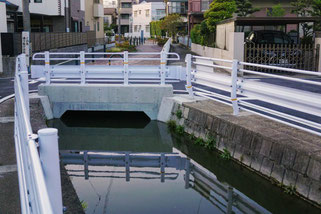 最近、暗渠と開渠の境の橋が新しくなった