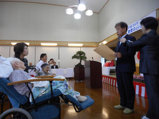 江津市役所民生部門　参事村上氏より表彰状の贈呈