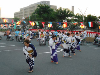 踊り子の方々に続いて、ご利用者も踊りの輪の中へ