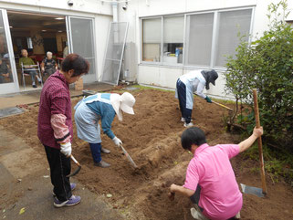 ご利用者も芋掘りの様子を見守りました