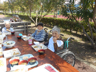 爽やかな秋晴れの下、皆さん食欲が進みました