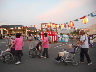 ご利用者も盆踊りの輪の中で素敵な笑顔をされていました