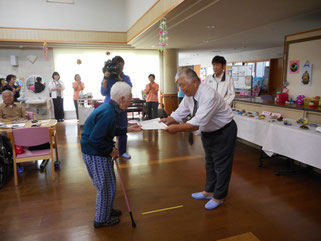 特別賞は、田中さんより表彰状を受け取りました