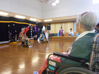 太鼓と笛の音が会場に響き渡りました