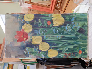 Bild mit Tulpen auf einem Arbeitstisch