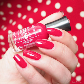 swatch Sally Hansen Cherry Red