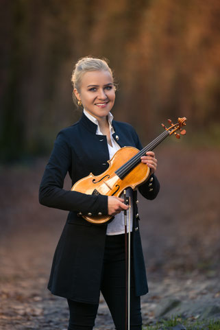 Jessica Grzenia - Violinistin Violine Geigerin Geiger Geige Violin Hochzeit Trauung Duisburg Düsseldorf NRW Dortmund Köln Bonn Koblenz Essen Musik Event Weihnachtsfeier 