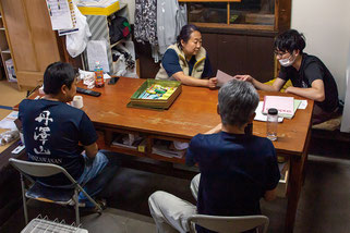 午後３時の休憩室。のどを潤し、しばしの雑談タイム。