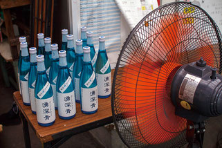 ⑥この日は「湧深青（ユーシンブルー）」の出荷作業。商品名と瓶の色は、山北町にあるユーシン渓谷のイメージから。