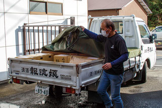 ⑧現場では洗瓶などの作業をされている宇佐美幸夫さん。積み込みが終わり、今から得意先へ配達に出る。
