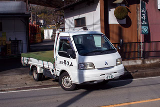 ⑨蔵で造られた酒が、詰め場で「商品」となり、いざ出発！ これから酒販店や飲食店を経由して私たちの元へ届く。