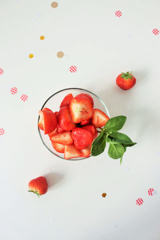Bild: Gesunder Smoothie-Milkshake mit Erdbeeren, Bananen und Joghurt – mit diesem Rezept ganz einfach leckere Shakes für die Party und jeden Anlass zum feiern mixen // gefunden auf dem DIY-, Kreativ- und Foodblog www.partystories.de // #Erdbeerrezept
