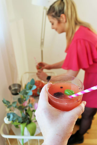 Bild: Rezept Sekt-Bowle mit Grapefruit – so einfach eine leckere und fruchtige Sektbowle, auch alkoholfrei/ohne Alkohol, für die nächste Party umsetzen // Rezept, Tipps und Fotos von www.partystories.de // #Bowle #Partyrezept #Sekt #Sektbowle #Fruchtbowle