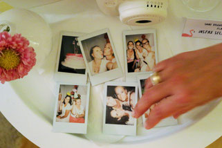 Bild: Viele Ideen für eine Flamingoparty in gold und pink mit Deko, Rezepten für Partyfood und einfachen DIY's, Fotoecke mit Instax mini Sofortbildkamera, gefunden auf Partystories.de