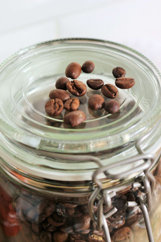 Bild: Espresso Martini Rezept – Cocktail mit kaltem Kaffee und Wodka, der ideale Party Cocktail aufgepeppt mit Salzbretzeln, Schokolade und salted Caramel. // Rezept und Anleitung von partystories.de // #coldbrew #coffeecocktail #Martini #Partyrezept
