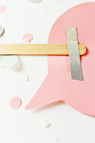 Bild: DIY Deko zur Einschulung und für die Einschulungsparty - Photoprops selber basteln für schöne Fotos mit dem Schulkind, mit Freebie Bastelvorlage von Partystories.de