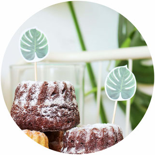 Bild: DIY Greenery und urban Jungle Deko Ideen für die Party und Hochzeit; mit Freebie Bastelvorlage für Monstera Party Deko Printables; gefunden auf www.partystories.de