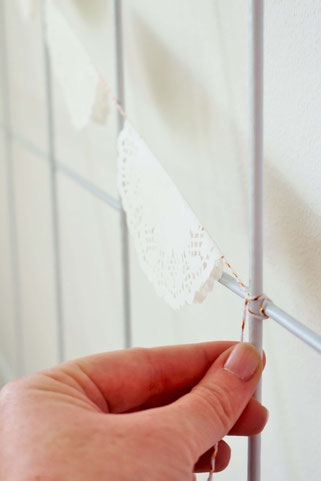 Bild: DIY Geschenk Idee für die Braut // So einfach kannst Du als Trauzeugin oder Brautjungfer einen Countdown Kalender für die Hochzeit als Geschenk an die Braut basteln; gefunden auf www.partystories.de