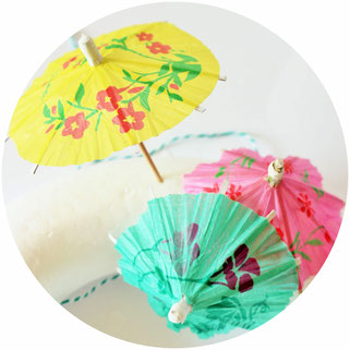 Bild: DIY Cocktailschirmchen Kranz – schöne Sommer Deko und Garten Deko aus Cocktailschirmchen selber basteln; gefunden auf Partystories.de