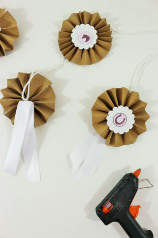 Bild: DIY Adventskalender für Kinder & Pferde-Fans mit dieser Anleitung als Upcycling-Adventskiste ganz einfach und kreativ selber machen. Mit Schritt-für-Schritt Anleitung für Reiterabzeichen. // Partystories.de entdecken! // #diyAdventskalender #Pferde