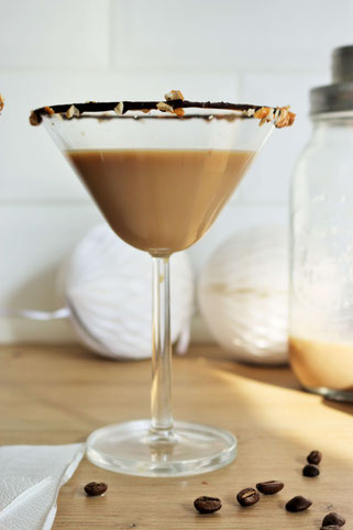 Bild: Espresso Martini Rezept – Cocktail mit kaltem Kaffee und Wodka, der ideale Party Cocktail aufgepeppt mit Salzbretzeln, Schokolade und salted Caramel. // Rezept und Anleitung von partystories.de // #coldbrew #coffeecocktail #Martini #Partyrezept