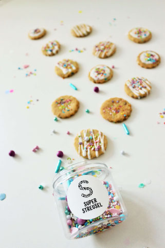 Bild: Funfetti Cookies Rezept – so einfach und mit nur 4 Zutaten ganz schnell bunte Streusel Kekse samt Drip für die Party, einen Kindergeburtstag, die Einschulung oder für den Sweettable bzw. eine Candybar backen // Kreativblog Partystories.de